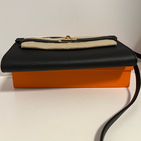 Hermes Kelly To Go Noir Epsom GHW - Picture 7 of 16